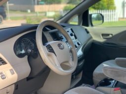 
										2011 Toyota Sienna full									