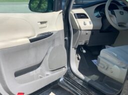 
										2011 Toyota Sienna full									