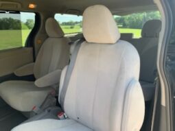 
										2011 Toyota Sienna full									