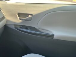 
										2011 Toyota Sienna full									