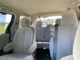 
										2011 Toyota Sienna full									